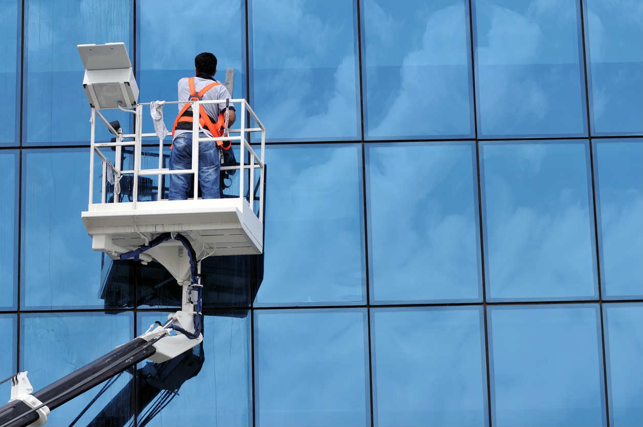 5 Reasons to hire a professional window cleaner for your commercial space