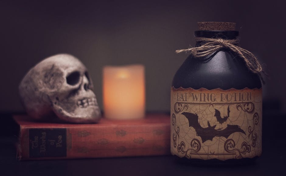 Perfect Guide To Make Your Halloween Themed Party More Spookier With Skull Tableware And Decor