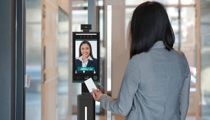 Mobile Credentials vs Keycards vs Biometrics: Guide to Commercial Access Control
