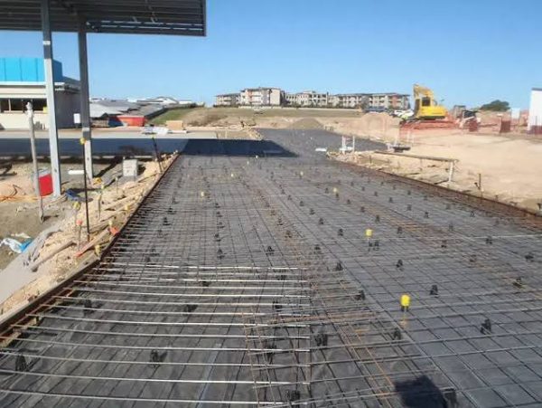 Reinforcing Mesh vs Rebar: When to Use Each in Concrete Slab Construction