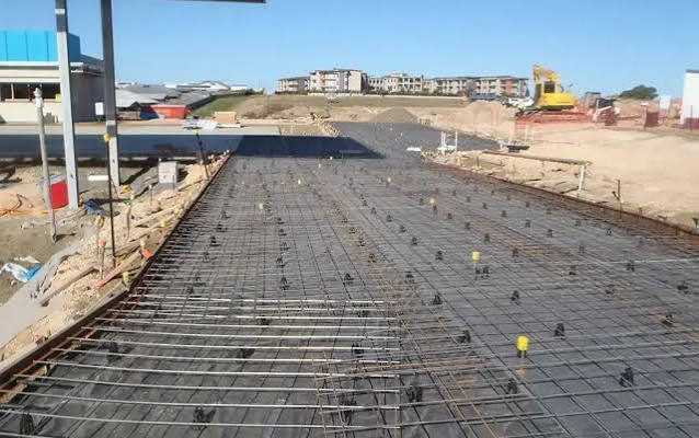 Reinforcing Mesh vs Rebar: When to Use Each in Concrete Slab Construction